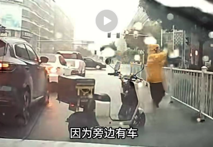 神机策 外卖小哥雨中疏导交通 引导救护车顺利通过